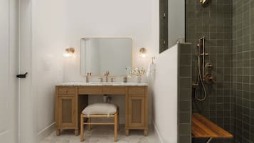 Suite studio luxueuse, douche accessible en fauteuil roulant | Salle de bain | Séchoir à cheveux, serviettes fournies, savon, shampooing