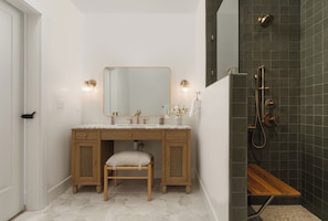 Studio Suite Cao cấp, buồng tắm phù hợp cho xe lăn | Phòng tắm | Máy sấy tóc, khăn tắm, xà phòng, dầu gội 