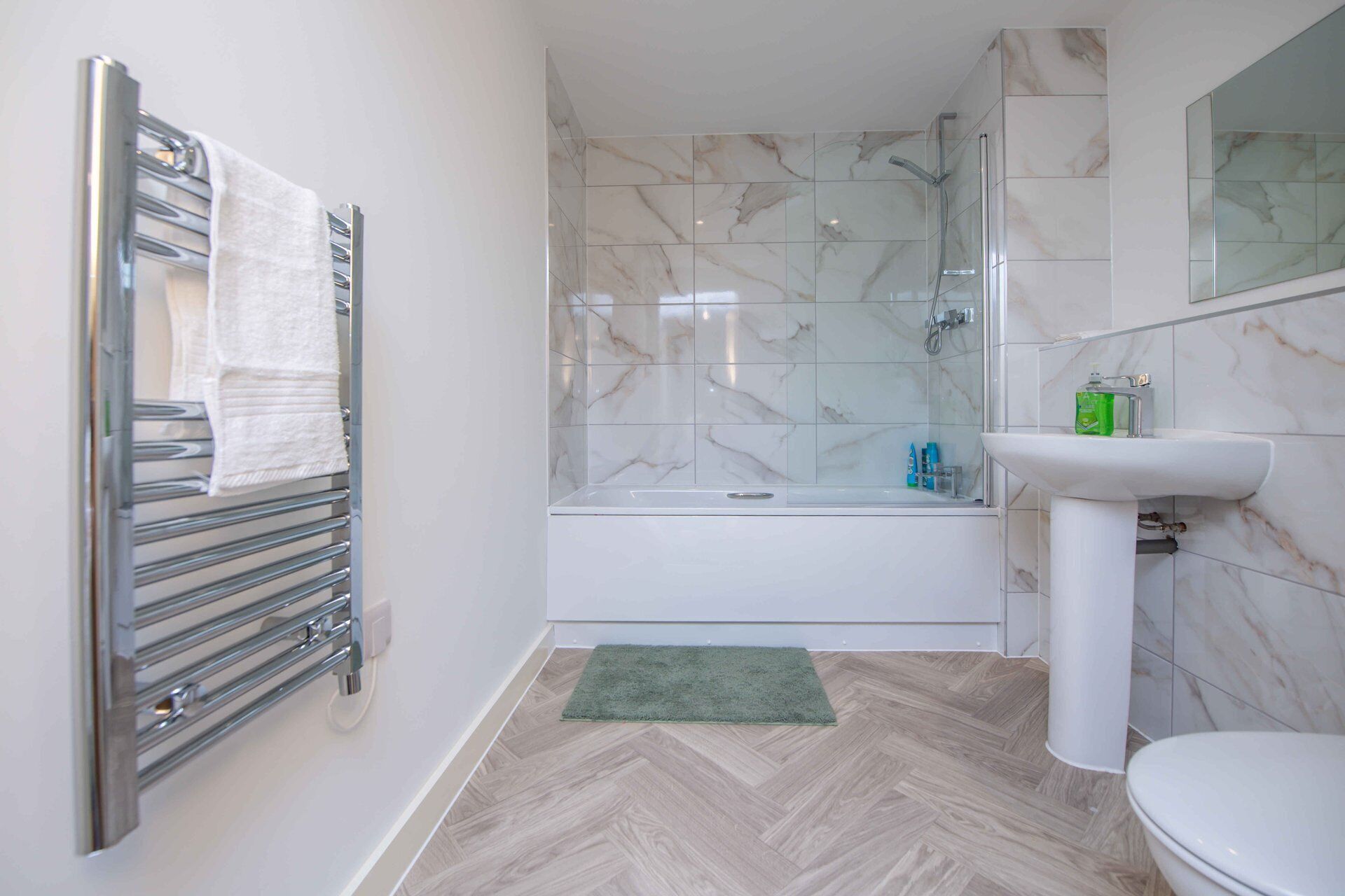 Une salle de bain avec une douche, un lavabo et des toilettes.
