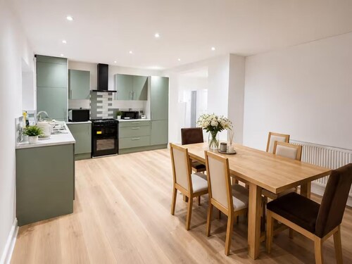 House Sleeps 6 With Parking and Garden