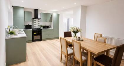 House Sleeps 6 With Parking and Garden