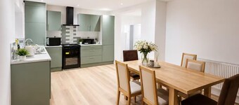 House Sleeps 6 With Parking and Garden