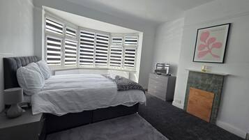 3 bedrooms, WiFi (free), bed sheets