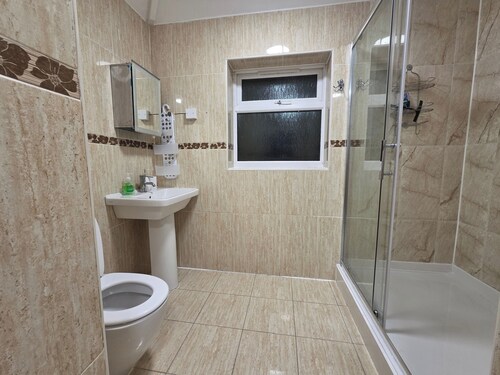 House Sleeps 6 With Parking and Garden