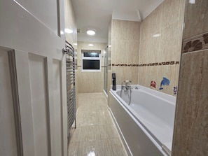 Bathroom - House Sleeps 6 With Parking and Garden (Bedford)