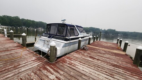2-bedroom, 46 foot house boat it Dolphins Marina on the Elk River with AC.
