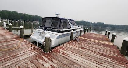 2-bedroom, 46 foot house boat it Dolphins Marina on the Elk River with AC.