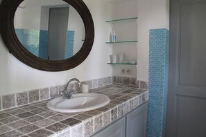 Dusche, Haartrockner, Bidet, Handtücher