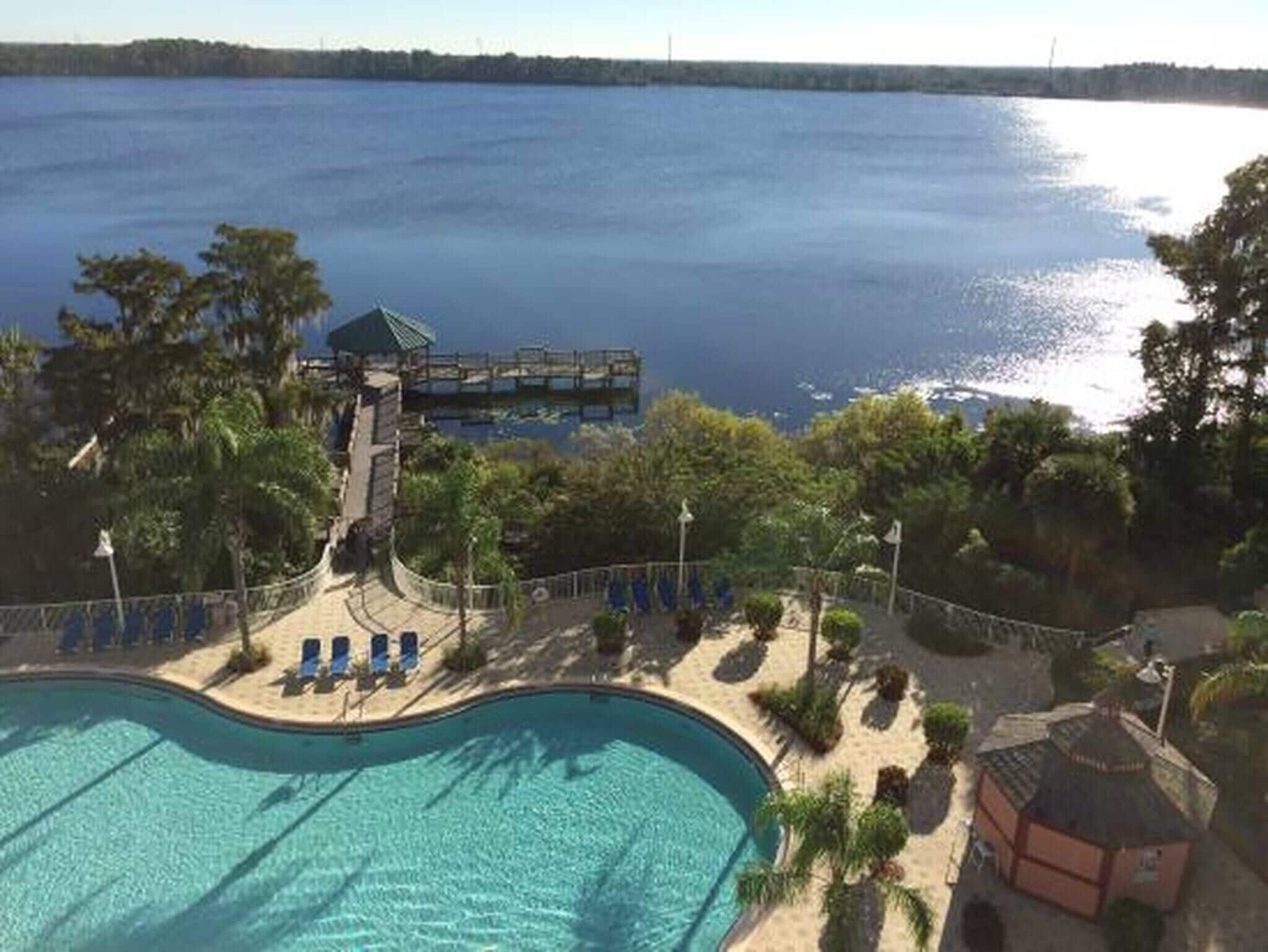 Une piscine dotée d’une terrasse, d’un belvédère et d’une jetée s’avançant dans l’eau.