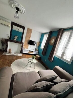 Living area - Air-Conditioned 1-Bedroom Apartment in the Heart of Downtown—Everything Within Walking Distance (Bourges)