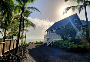 Exterior - Hale Kailani - Perfect Oceanfront Home for Relaxing Stays - Sunrise Views (Keaau)