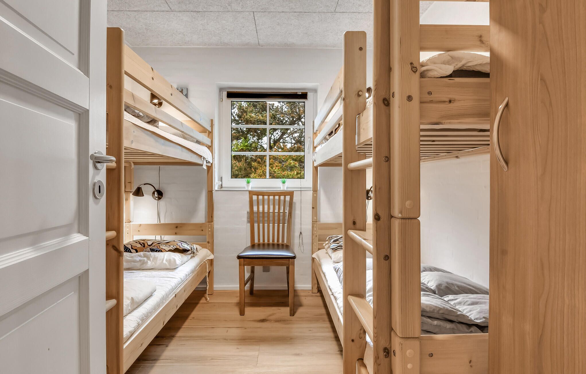 6 bedrooms, travel crib, WiFi (free)
