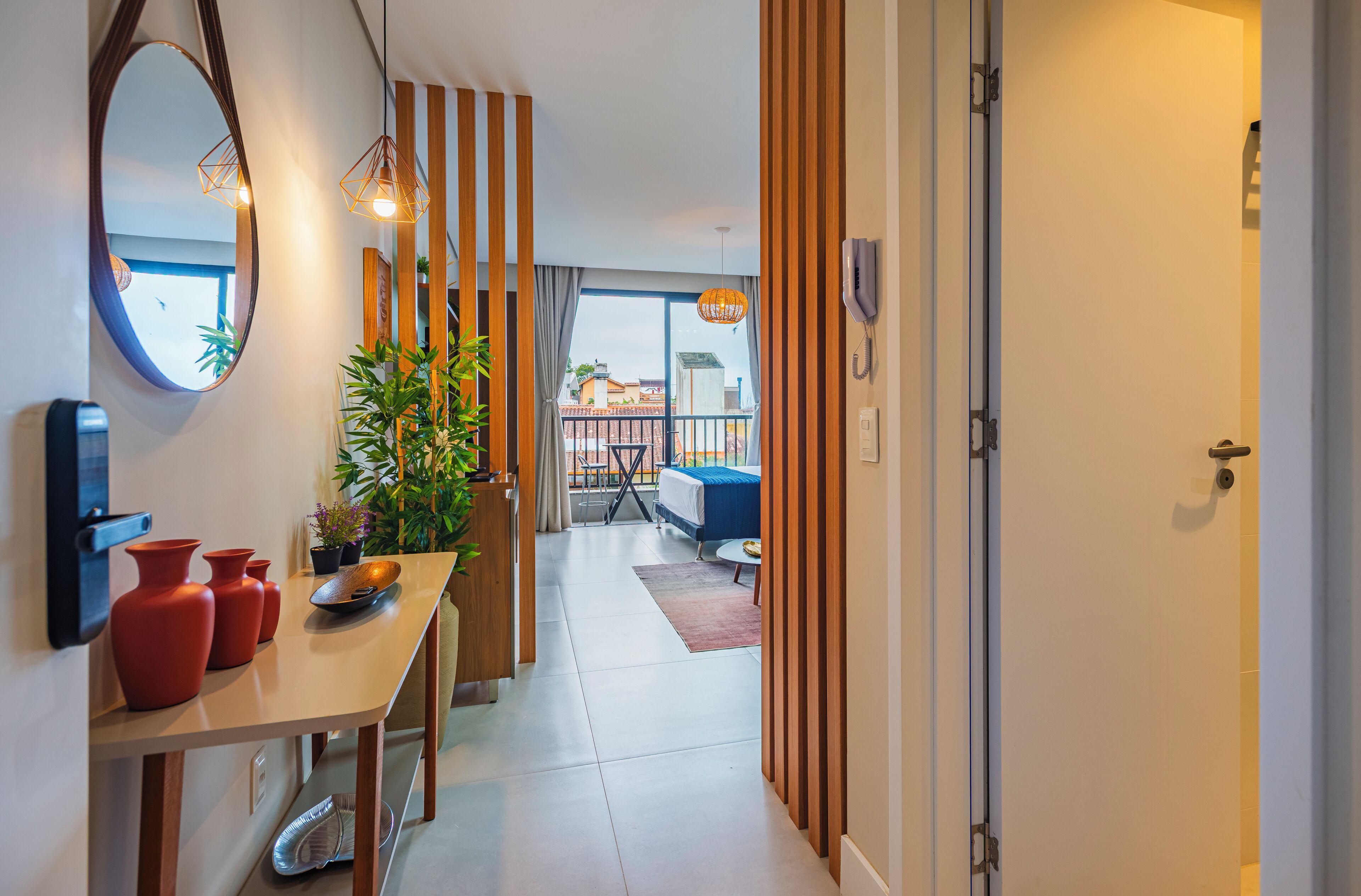 Une chambre d’hôtel moderne dotée d’un coin repas, d’une vue sur l’extérieur et d’un balcon.