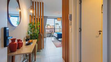 Une chambre d’hôtel moderne dotée d’un coin repas, d’une vue sur l’extérieur et d’un balcon.
