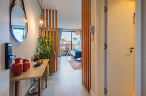 Ein modernes Hotelzimmer mit Essbereich, Blick ins Freie und einem Balkon.