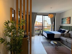 Een bureau, een strijkplank/strijkijzer, gratis wifi, beddengoed