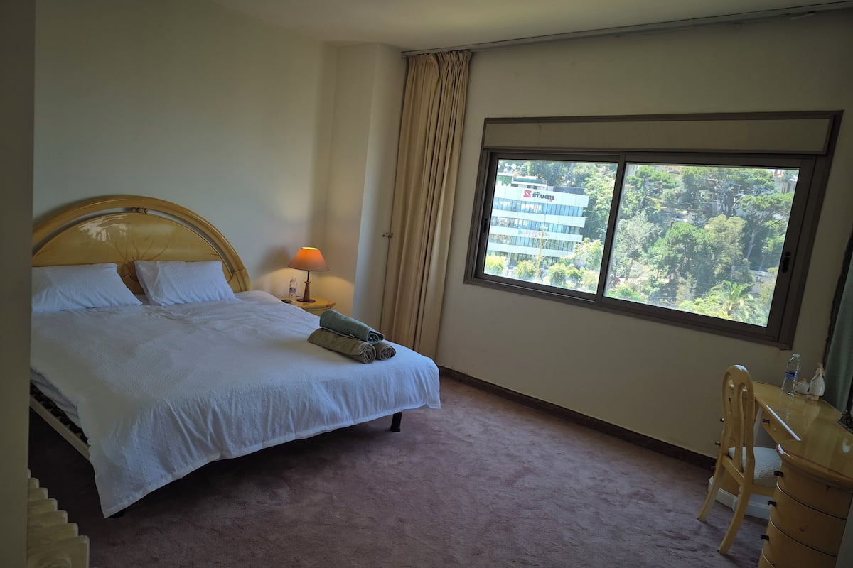 Habitación doble, balcón, vista al mar | Insonorización y tabla de planchar con plancha
