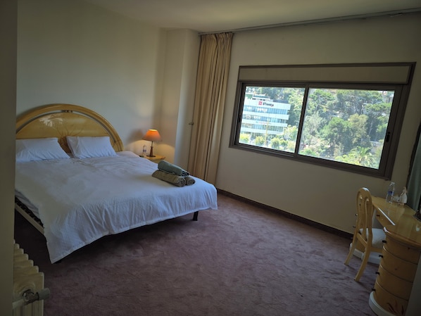 Habitación doble, balcón, vista al mar | Insonorización y tabla de planchar con plancha