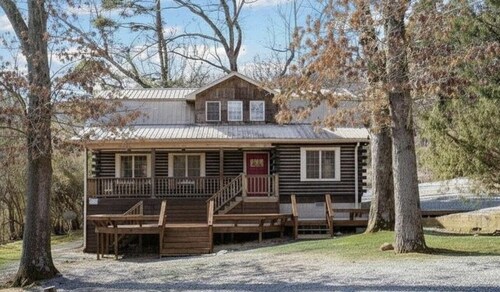Beautiful 5-bedroom cabin for your next group getaway.