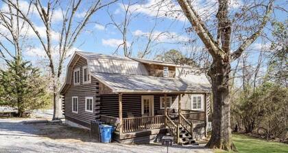 Spacious 5-bedroom log cabin located 1/2 mile from GTO Waterfront and boat ramp.