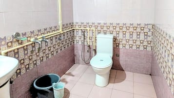 Executive Room, Garden View | Bathroom | Free toiletries, towels