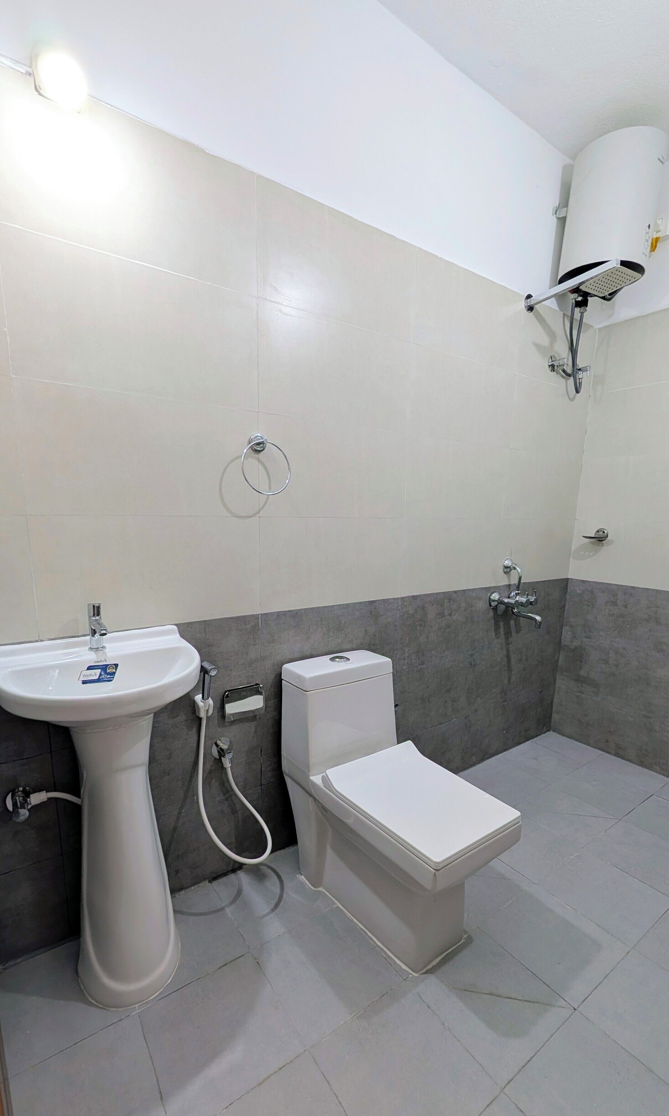 Deluxe Room Non AC | Bathroom | Free toiletries, towels
