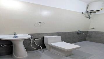Family Room - 4 Bed | Bathroom | Free toiletries, towels