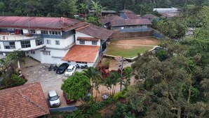 Zona residencial con varios edificios, un camino pavimentado y un campo deportivo pequeño.