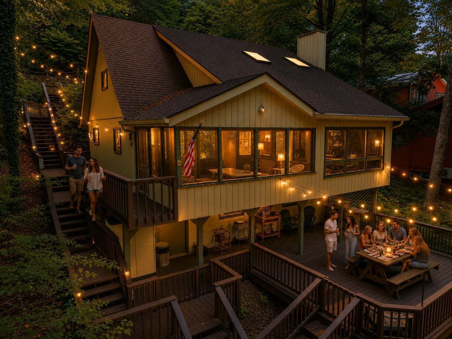 Een twee verdiepingen tellend huis met een terras, een trap en lichtslingers.