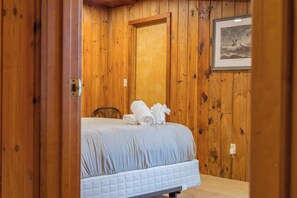 4 bedrooms, desk, iron/ironing board, WiFi