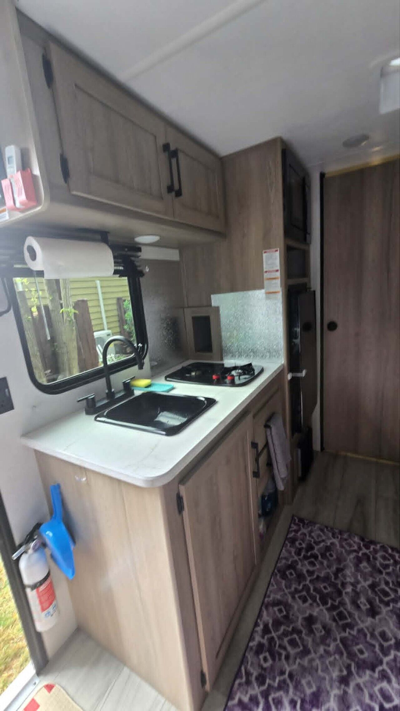 Frigorífico, microondas, placa de cocina y utensilios de cocina