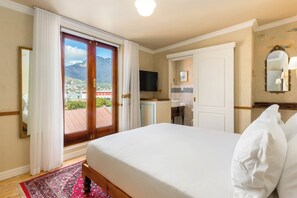 Deluxe tweepersoonskamer, uitzicht op bergen | Een bureau, een laptopwerkplek, een strijkplank/strijkijzer, gratis wifi