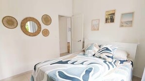 Una camera da letto con un letto, una porta e decorazioni alle pareti.