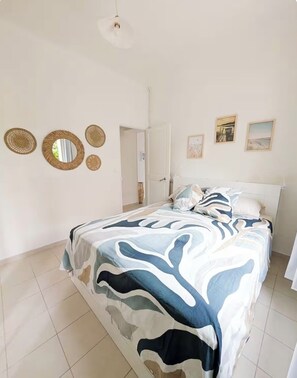 Ein Schlafzimmer mit Bett, Tür und Wanddekorationen.