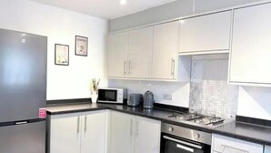 Unclassified image, 2 of 22, button - Spacious 3 Bedroom Home Sleeps 5, Near Leigh Sports Village, Free parking & WiFi (Leigh)
