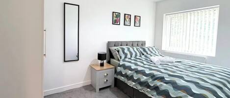 3 habitaciones, tabla de planchar con plancha, wifi y ropa de cama