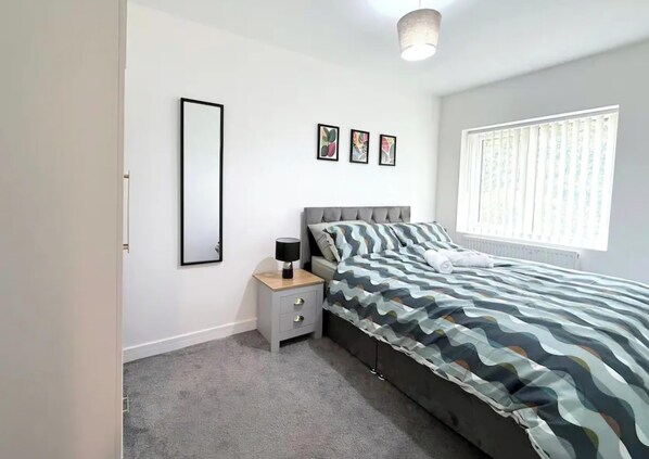 3 habitaciones, tabla de planchar con plancha, wifi y ropa de cama 