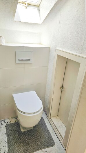 Bathroom - DG Rechts 40m 2-Zimmer Wohnung (Freilassing)