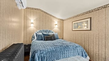 1 bedroom, desk, WiFi, bed sheets