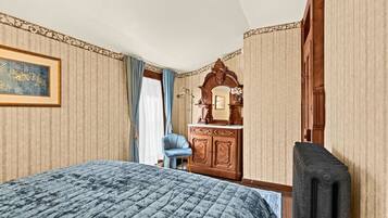 1 bedroom, desk, WiFi, bed sheets