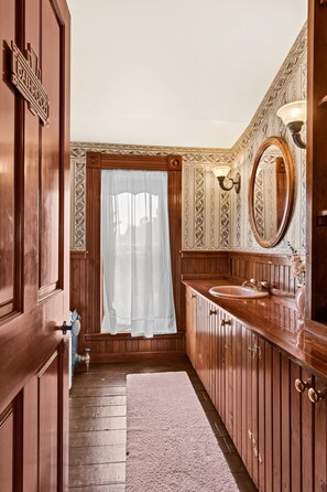 Bathroom - The Ellingwood Room at The Wildflower Hotel (Westcliffe)