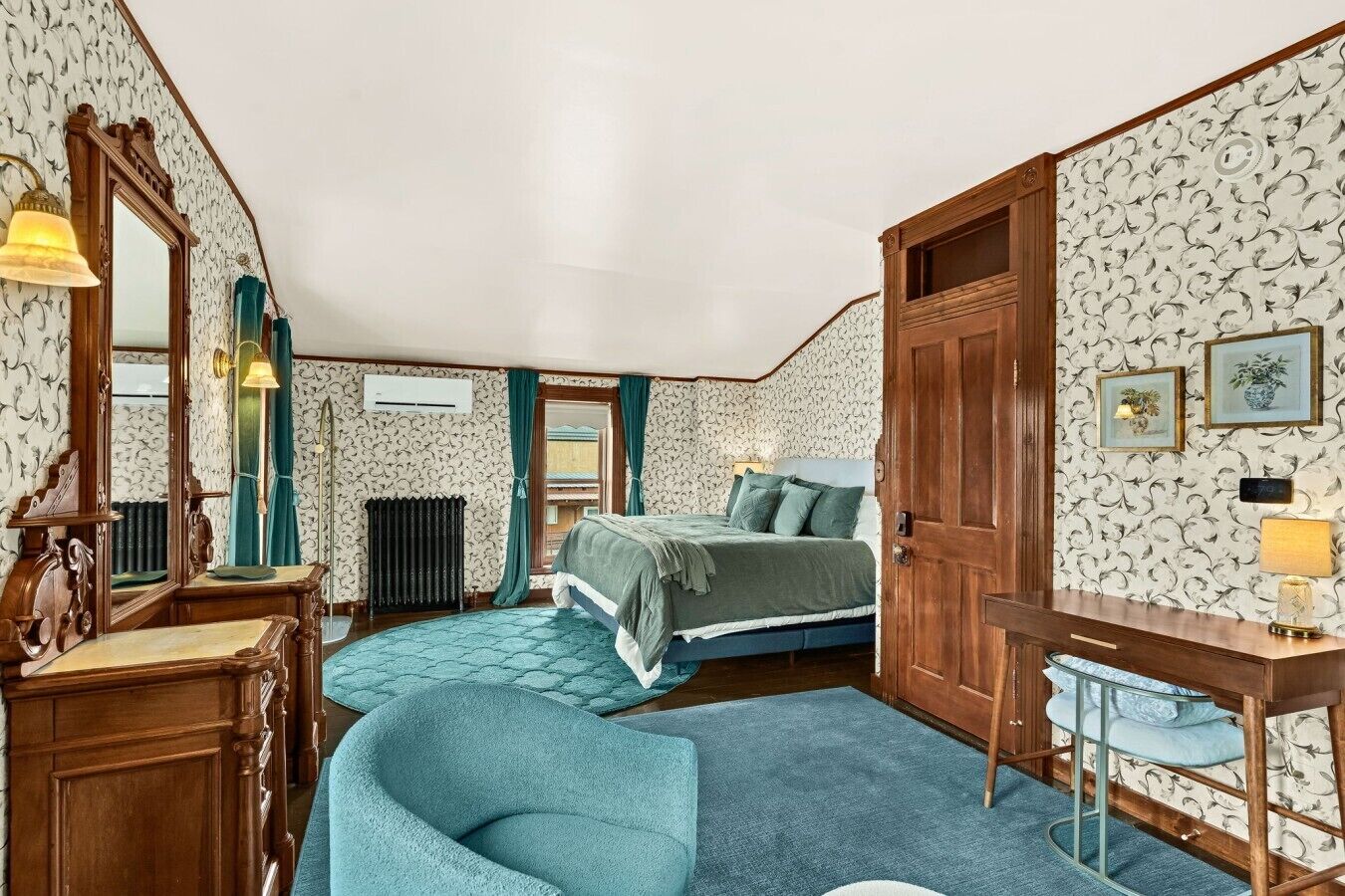 1 bedroom, desk, WiFi, bed sheets