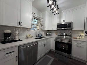Unclassified image, 3 of 13, button - Modern Downtown Salem Retreat (Salem)