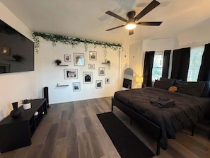 Unclassified image, 2 of 13, button - Modern Downtown Salem Retreat (Salem)