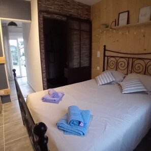 Room - Rent a guest room at "Le Garage" (Gerde)