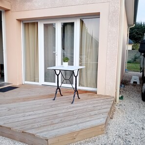 Terrace/patio - Rent a guest room at "Le Garage" (Gerde)