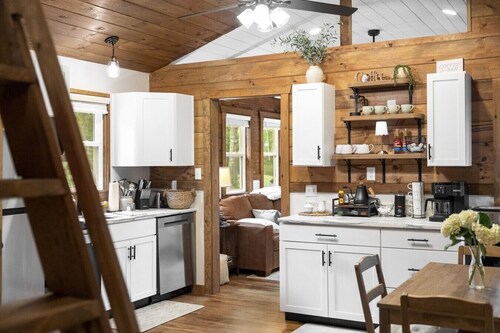 Treetop Terrace- Hot Tub, Wifi, Sauna, Firepit