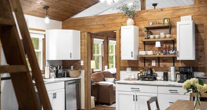Treetop Terrace- Hot Tub, Wifi, Sauna, Firepit