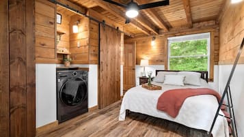 2 bedrooms, desk, WiFi, bed sheets