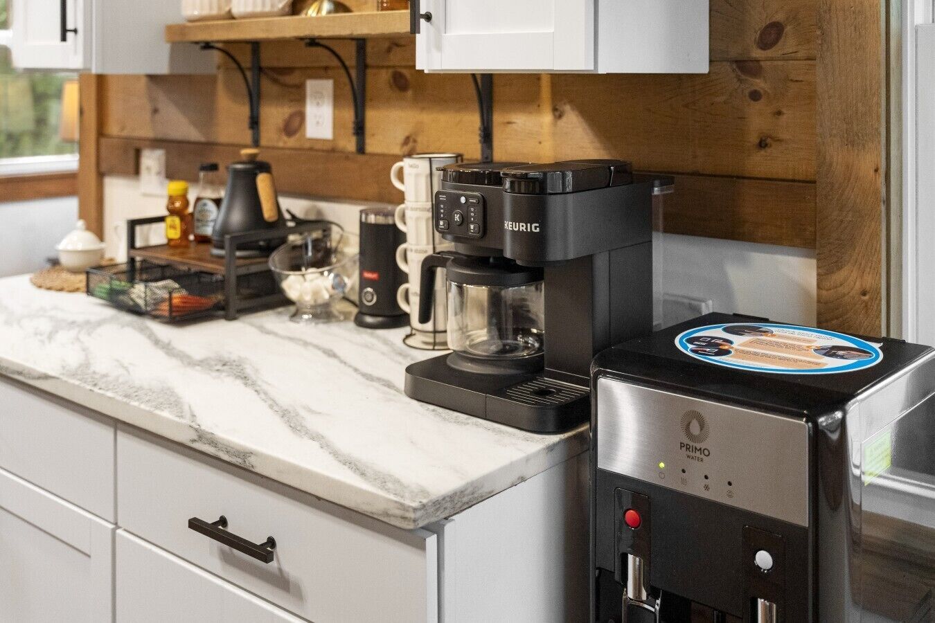 Cafetera y tetera, refrigerador, microondas y horno 